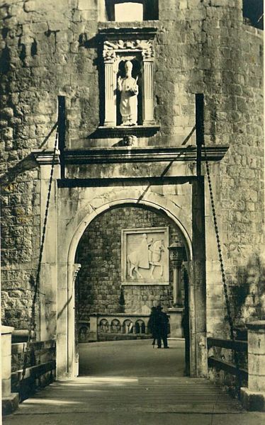Spomenik u Dubrovniku 1